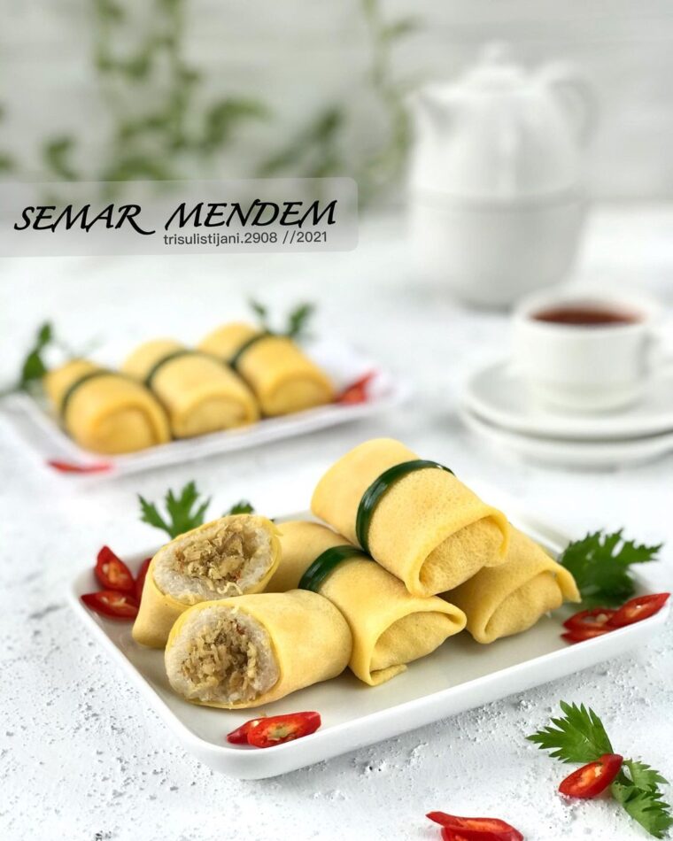 Semar Mendem (Wrapped Sticky Rice Stuffed Chicken)