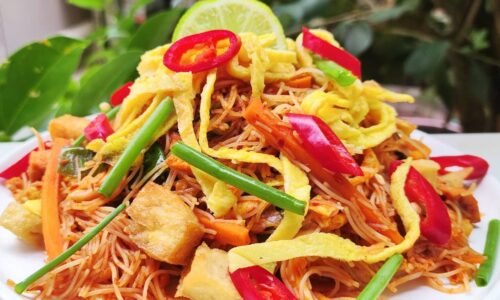 Dry Fried Mee Siam (Malay Stir Fried Rice Noodles)