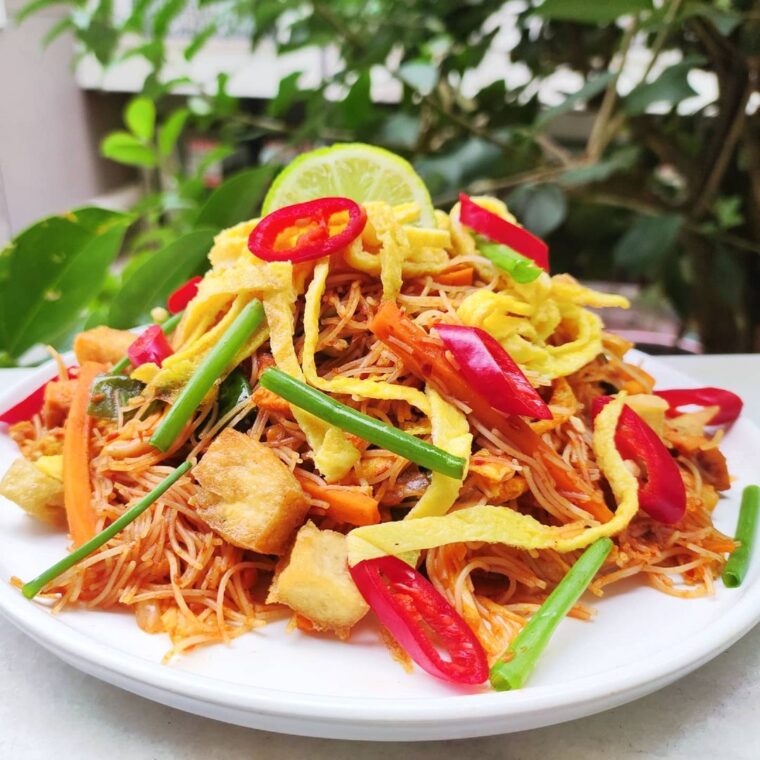 Dry Fried Mee Siam (Malay Stir Fried Rice Noodles)