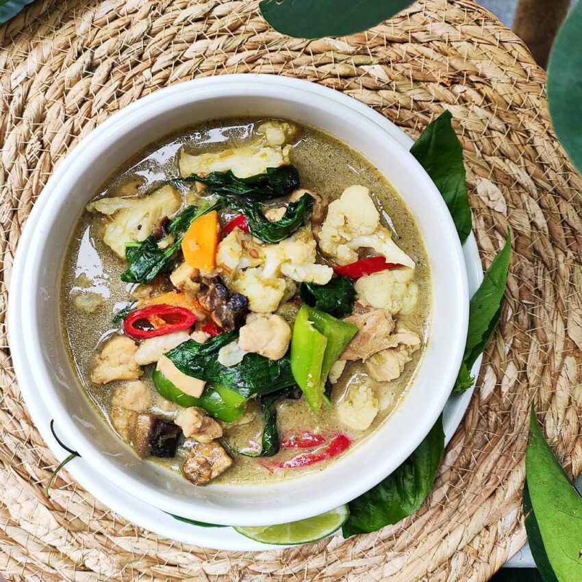 Thai Chicken Green Curry (Kaeng Khiao Wan) From @wondernonieskitchen ...