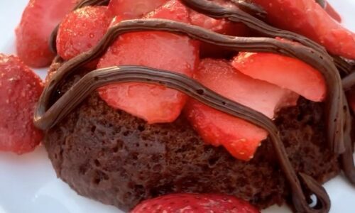 2 Min Chocolate Strawberry Protein Mug Cake - Cake & Bread Recipes dari Peanuts