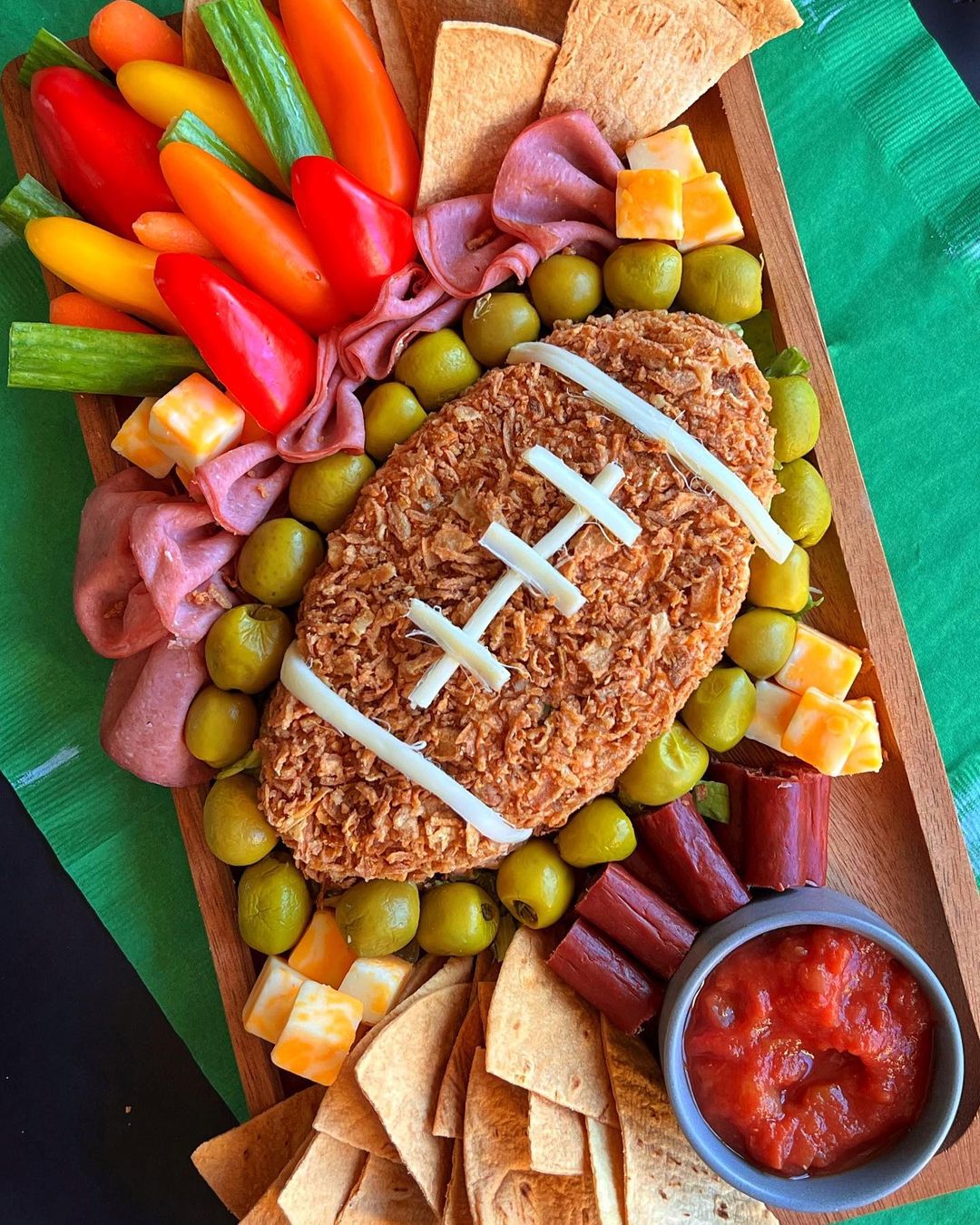 Football Themed Cheeseboard from @nanos_kitchen1 - ResepMamiku.com