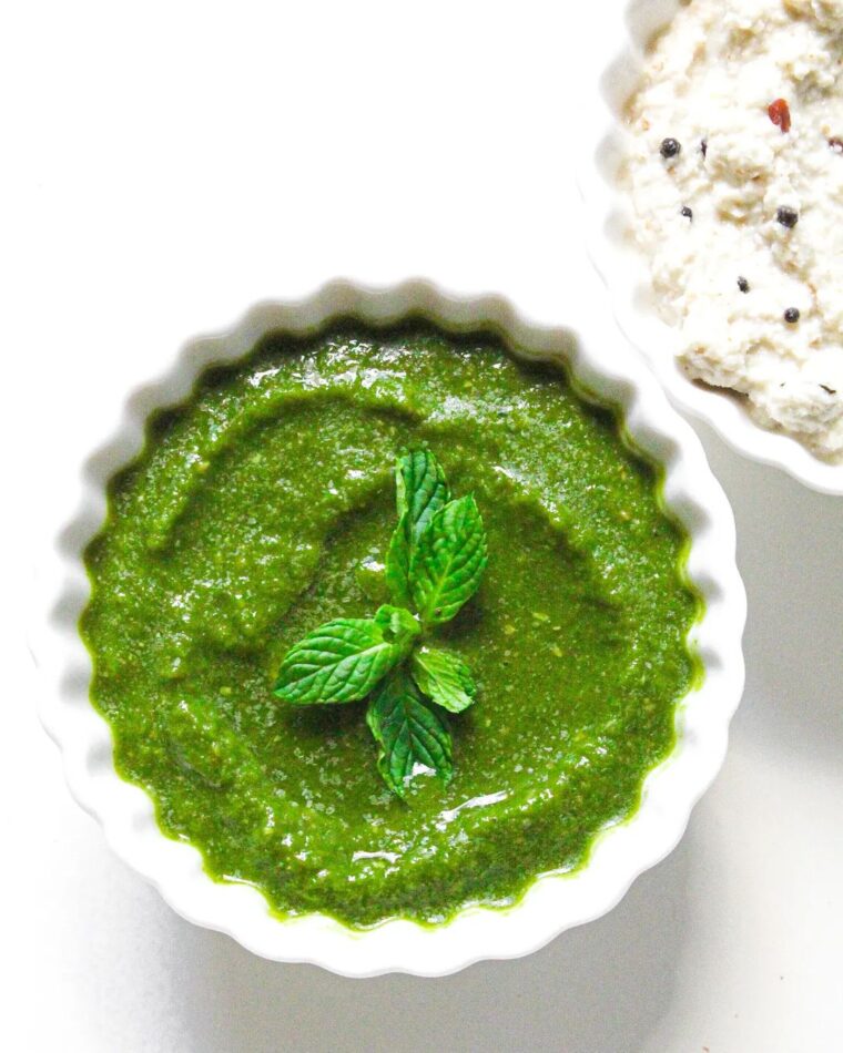 Green Mint Chutney / Hari Chutney
