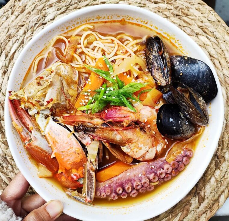 Jjamppong (Korean Spicy Seafood Noodle Soup)