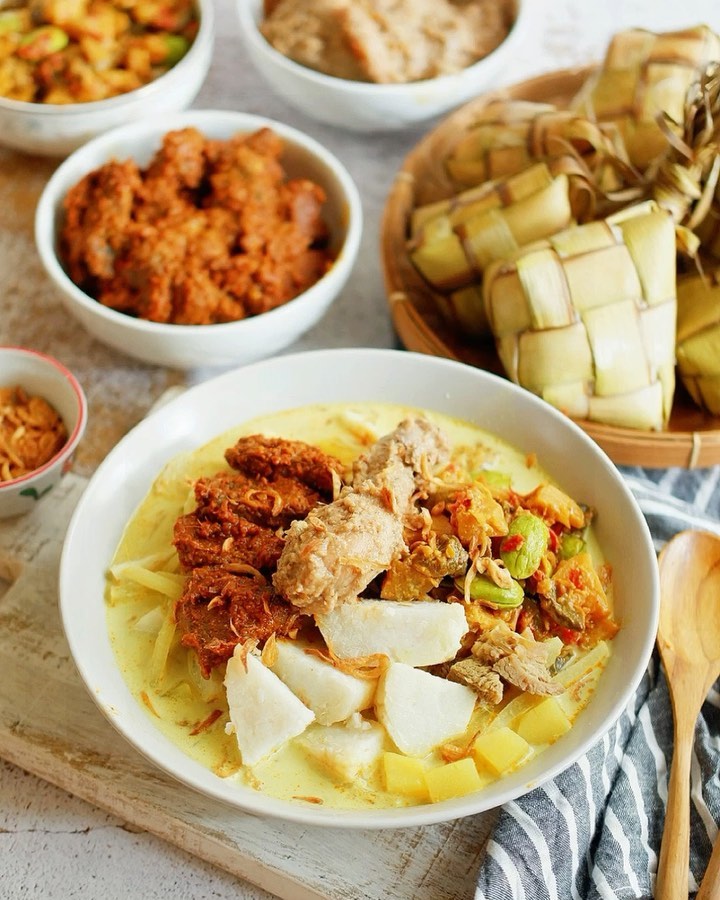 Ketupat Sayur (Vegetable Stew In Coconut Milk)
