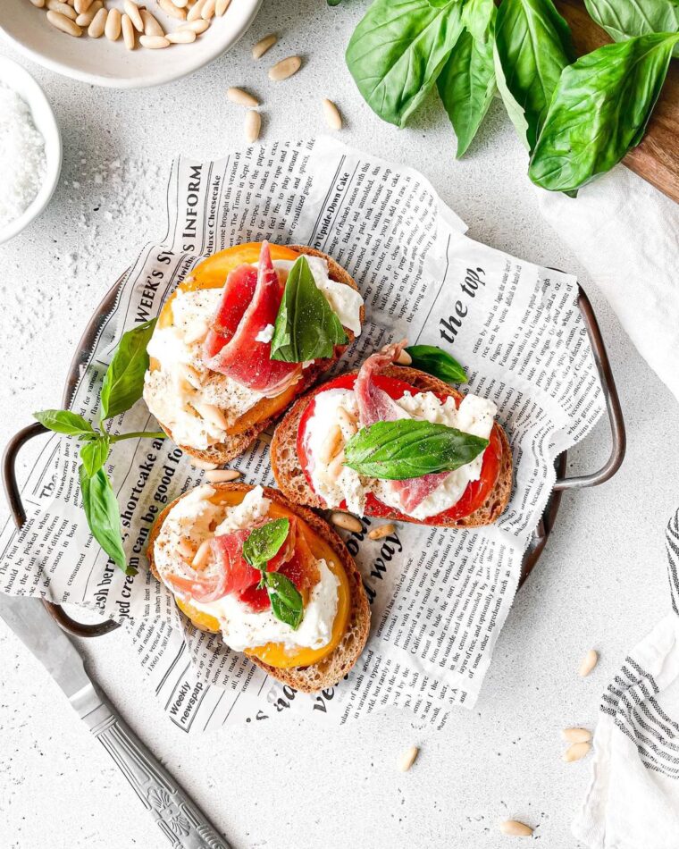 Tomato & Mozarella Crostini
