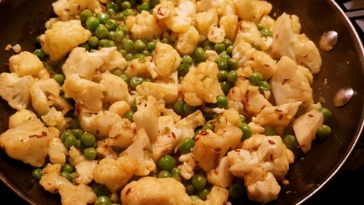 Cauliflower And Peas Curry