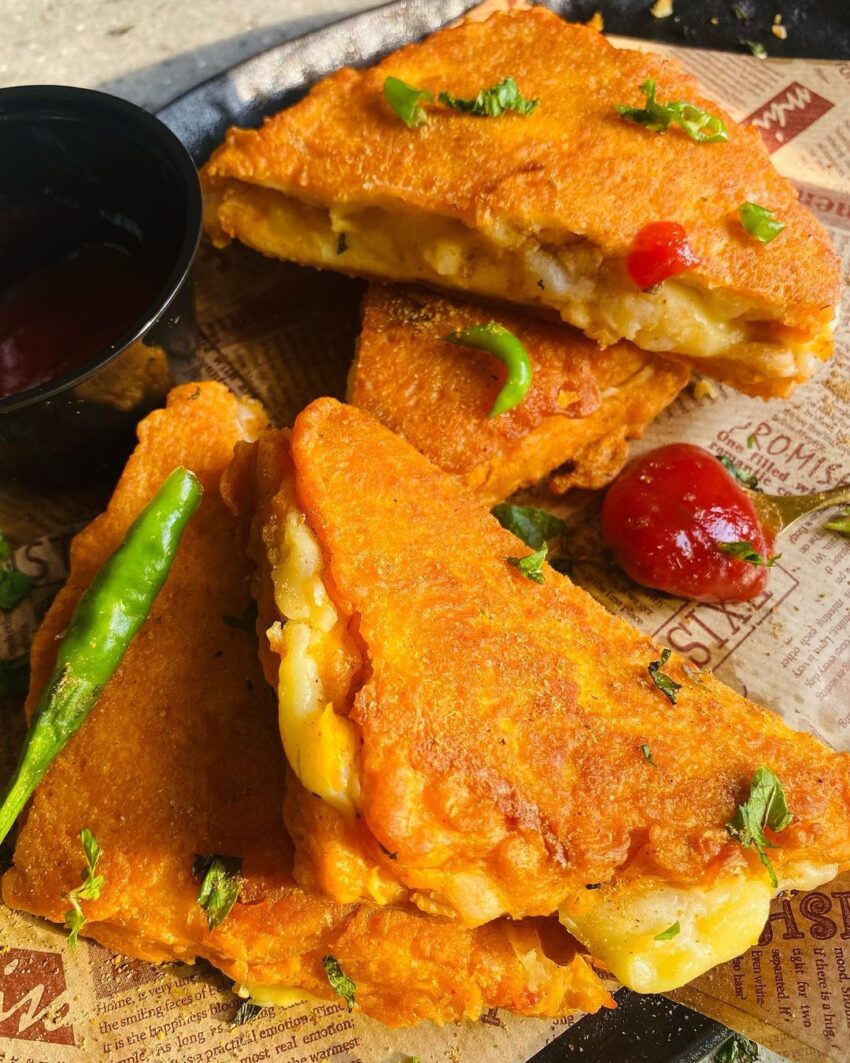 Crispy Stuffed Bread Pakora from @bon_appetit_jeddah - ResepMamiku.com