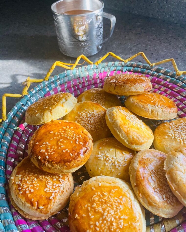 Kashmiri Kulchay With Kashmiri Kehwa