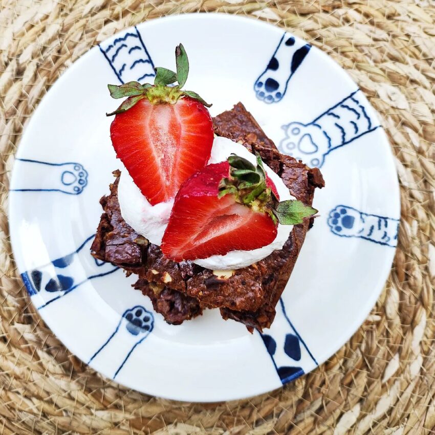 Healthy Oat Brownies from wondernonieskitchen