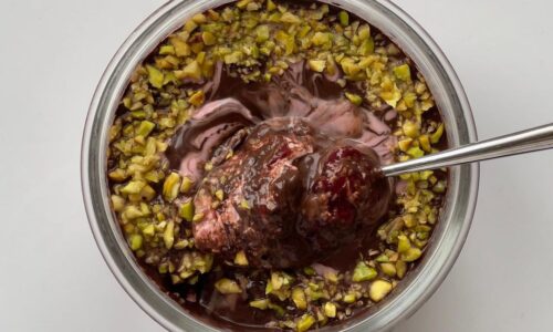Raspberry Pistachio Overnight Oats -  dari Oat and Yogurt