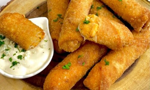Buffalo Chicken Egg Rolls -  dari Cheese and Chicken