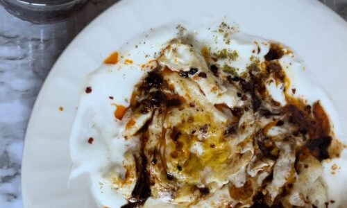 Cilbir: Turkish Fried Eggs In Garlicky Yogurt Sauce - Food Recipes dari Yogurt