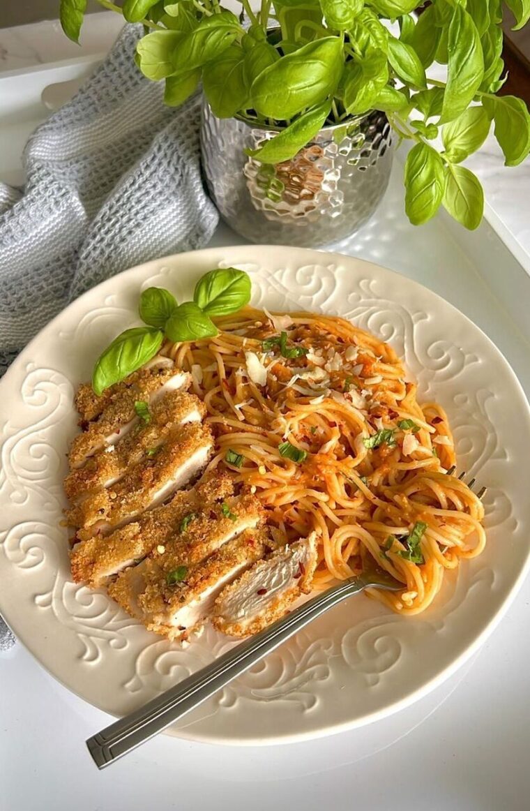 Spaghetti With Homemade Sauce And Crispy Chicken