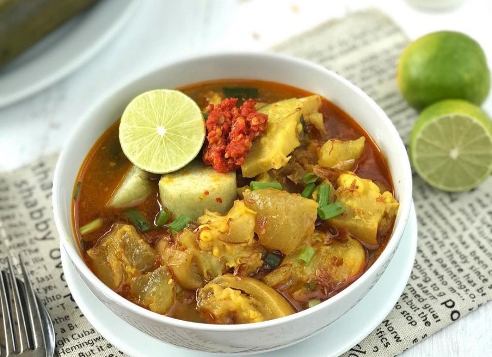 Indonesian soup - Lontong kikil
