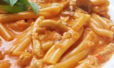 Chicken And Mushroom Pasta In Rose Sauce