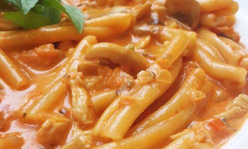 Chicken And Mushroom Pasta In Rose Sauce