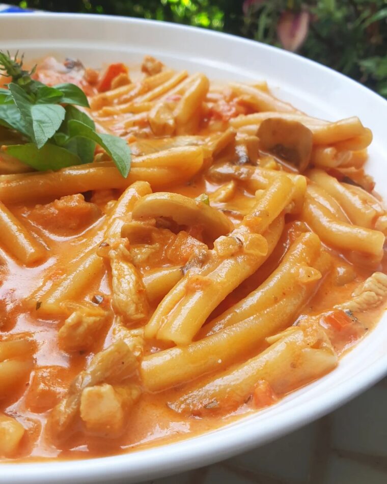Chicken And Mushroom Pasta In Rose Sauce