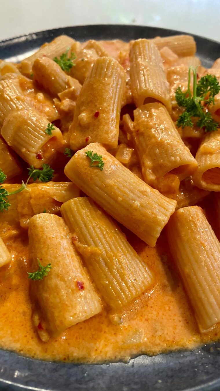 Spicy Creamy Garlic Rigatoni