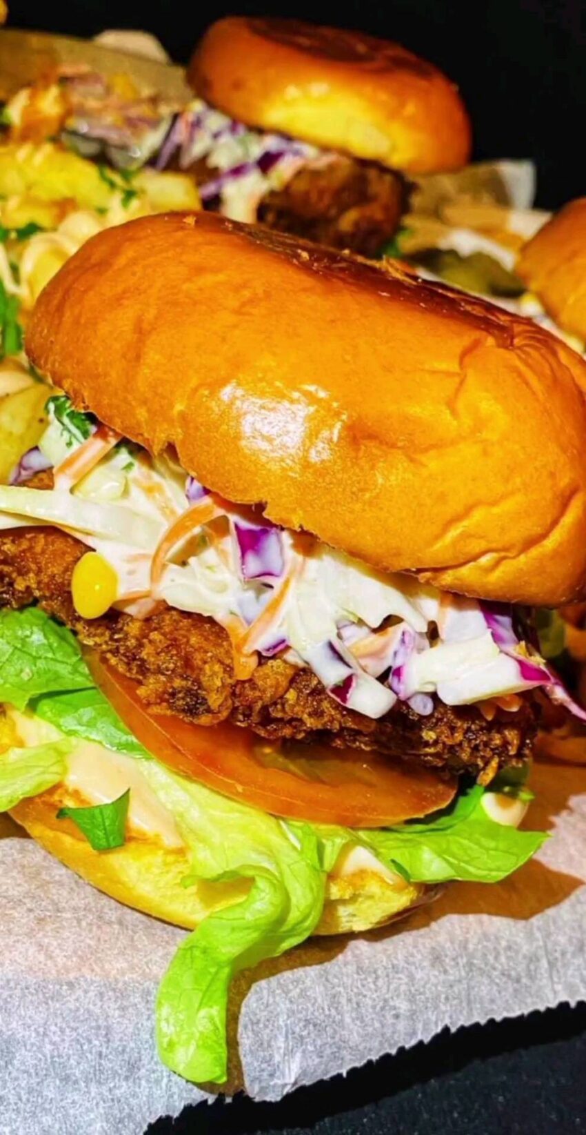 Crispy Chicken Burger from @insidereereeskitchen - ResepMamiku.com