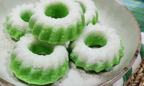 Kuih Puteri Ayu (Malay Steamed Pandan & Coconut Cupcakes)
