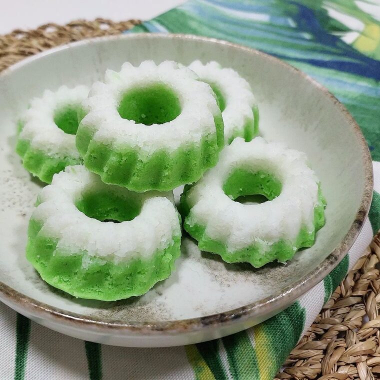 Kuih Puteri Ayu (Malay Steamed Pandan & Coconut Cupcakes)