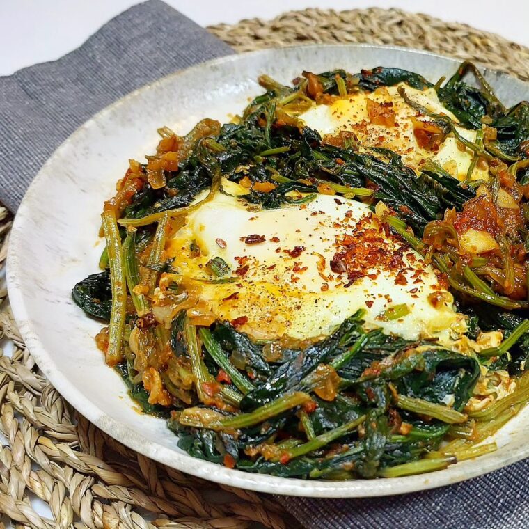 Ispanaklı Yumurta (Turkish Spinach & Eggs)