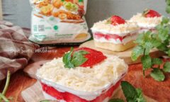 Resep Strawberry Cheese Dessert Box Dari santii_bundakenzie