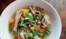 Resep Sop Kaki Ayam Jamur Dari rinihasrita