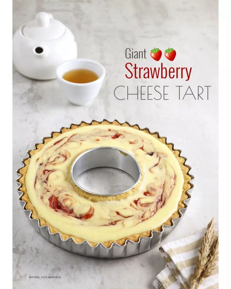 Resep Giant Strawberry Cheese Tart Dari dhora_kusumadewi