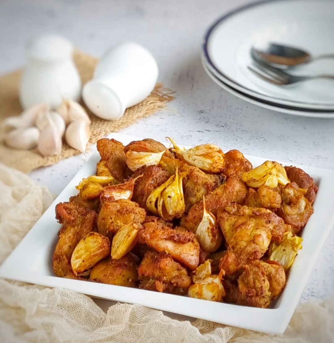 Ayam goreng bawang putih dalam piring saji