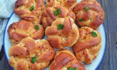 Resep Cheesy Garlic Knots Dari ichasavitry