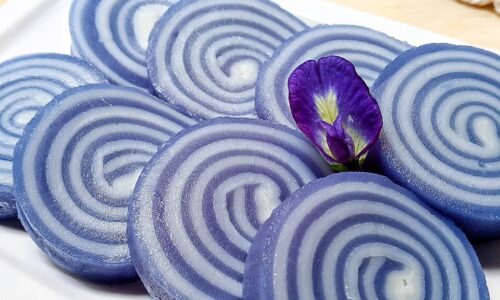 Lapis Gulung Tapioka Dengan Bunga Telang - Kue dari Bunga Telang