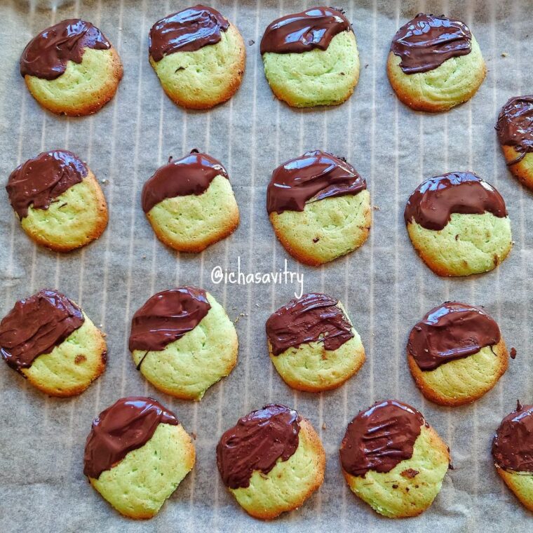 Resep Choco Dipped Pandan Cookies Dari ichasavitry
