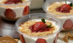 Resep Strawberry Dessert Cup Dari sarongsarie
