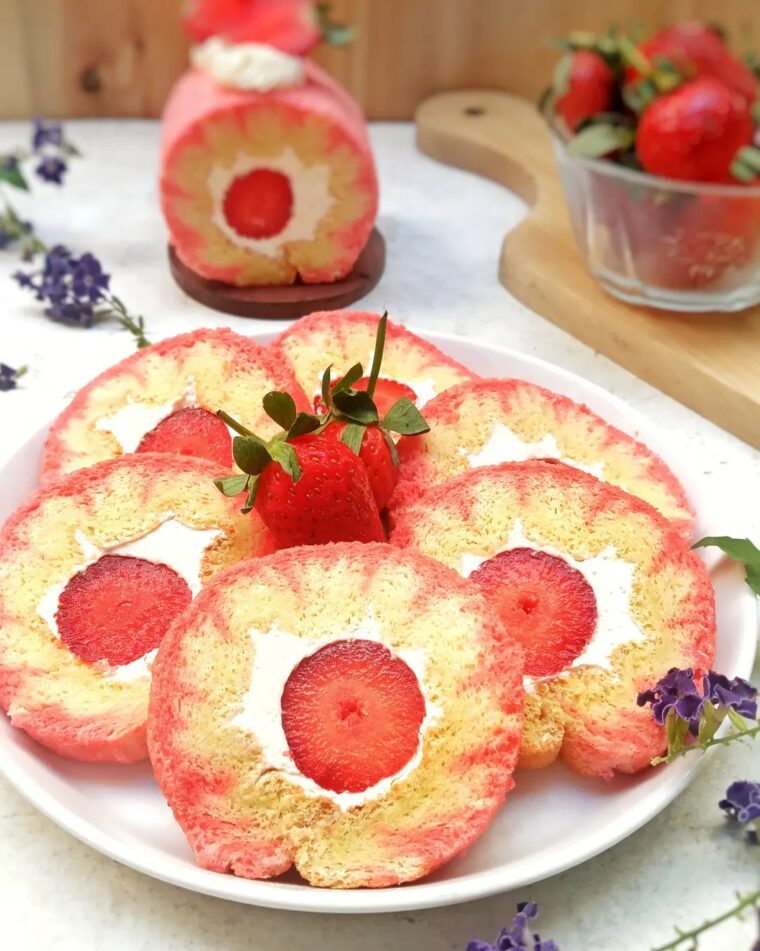 Resep Strawberry In Hurrycane Roll Cake Dari nana_hanif7