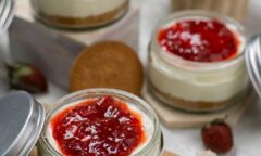 Resep Vanilla Ice Cream With Strawberry Sauce Dari sarongsarie
