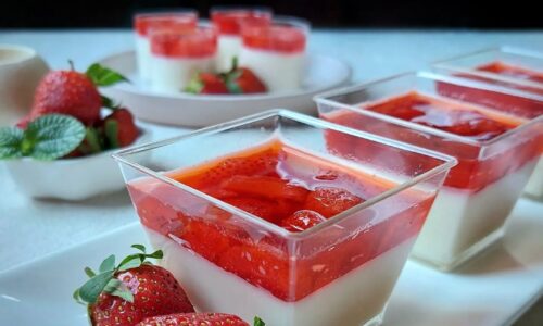 Panna Cotta Strawberry - Kue dari Gelatin