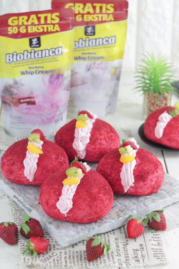 Resep Strawberry Cream Buns Dari malichatun88