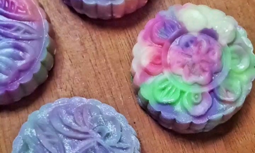 Snow Skin Mooncakes With Ube Filling - Kue dari Susu, Tepung Beras, dan Tepung Ketan