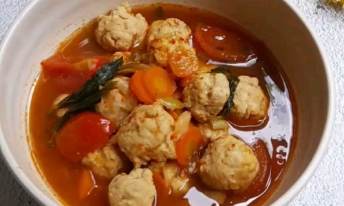 Bola-bola Ayam Kuah Tomyam