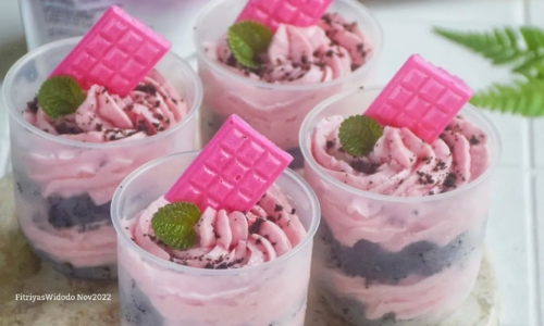 Cholate Cake With Strawberry Cream