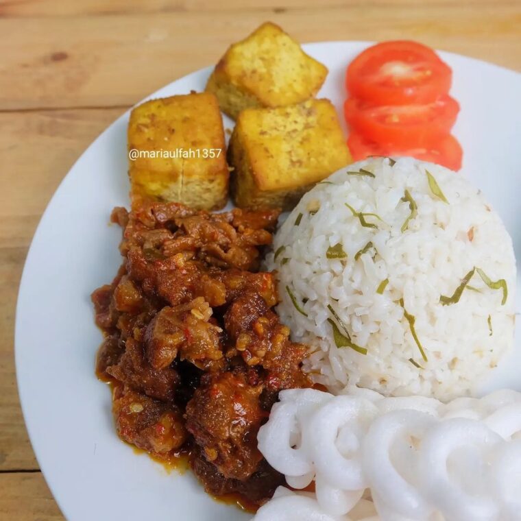 Resep Nasi Daun Jeruk (Rice Cooker) Dari mariaulfah1357