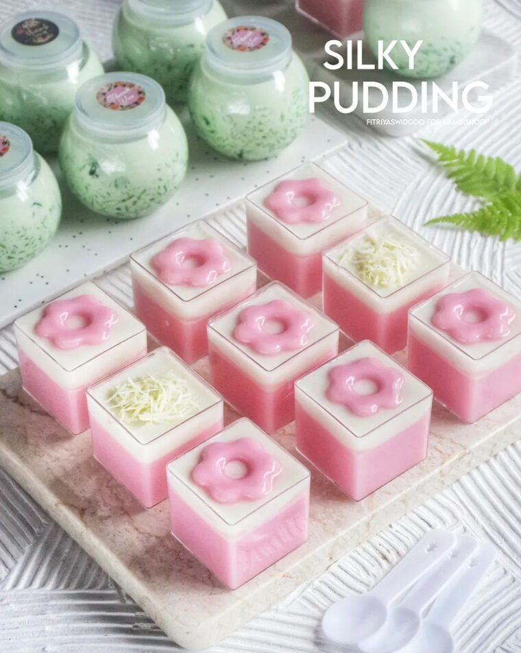 Resep Strawberry Silky Pudding Dari fitriyas_widodo