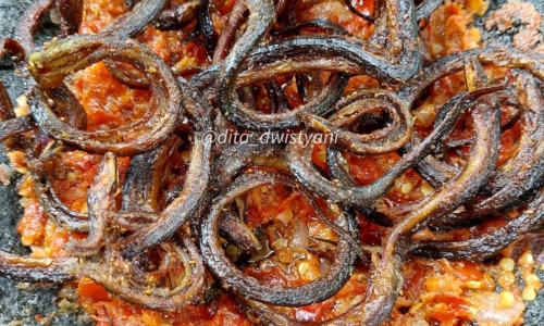 Lalapan Belut Goreng