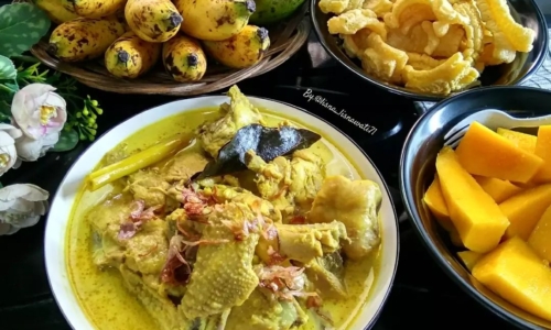 Opor Ayam Kuning - Masakan dari Ayam dan Santan