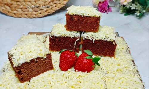 Chocolate Cake With Cheese Topping