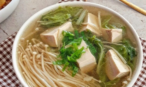 Napa Cabbage With Tofu And Mushroom Soup