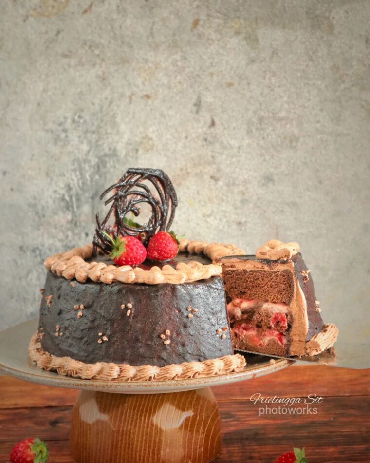 Resep Chocolate Ganache Chiffon Cake With Strawberry Filling Dari friel_sit