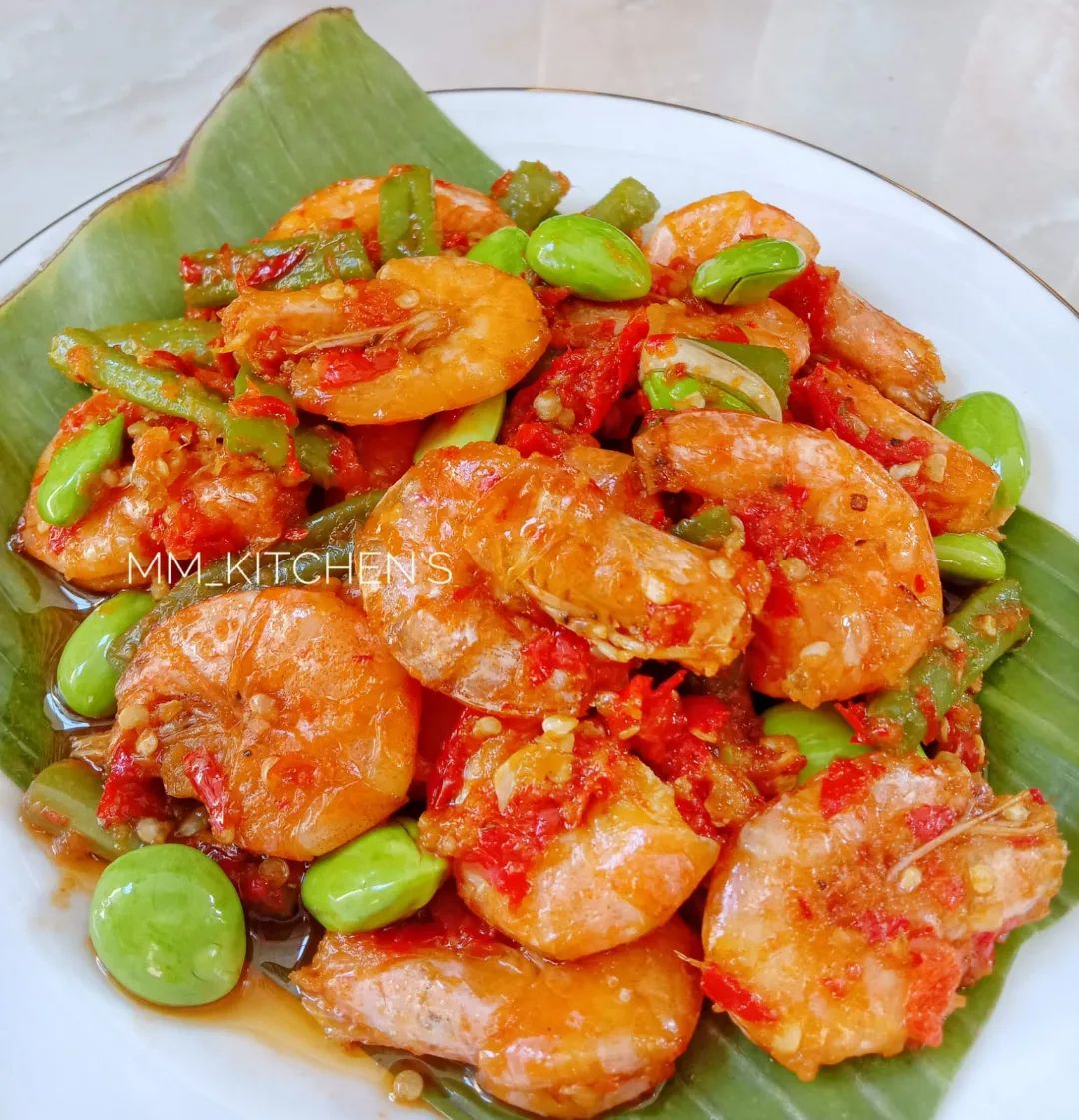 Sambel balado udang pete dalam piring keramik dengan latar belakang meja makan